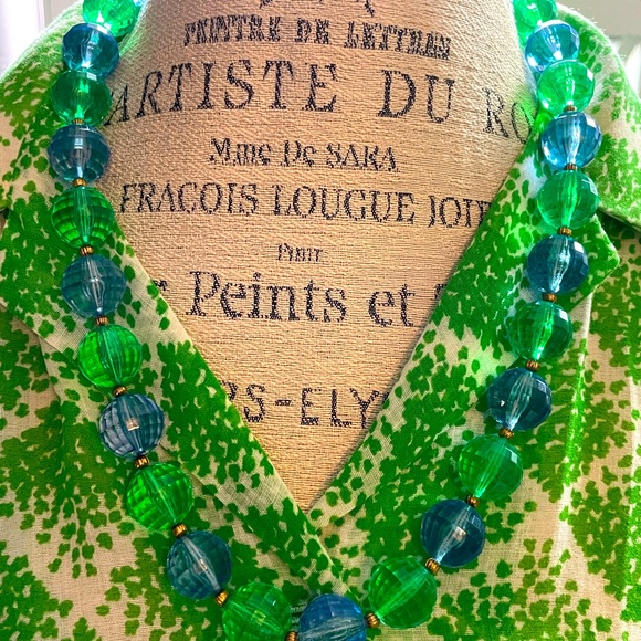 Vintage green outfit with blouse, pants and necklace - Picture 6 of 10